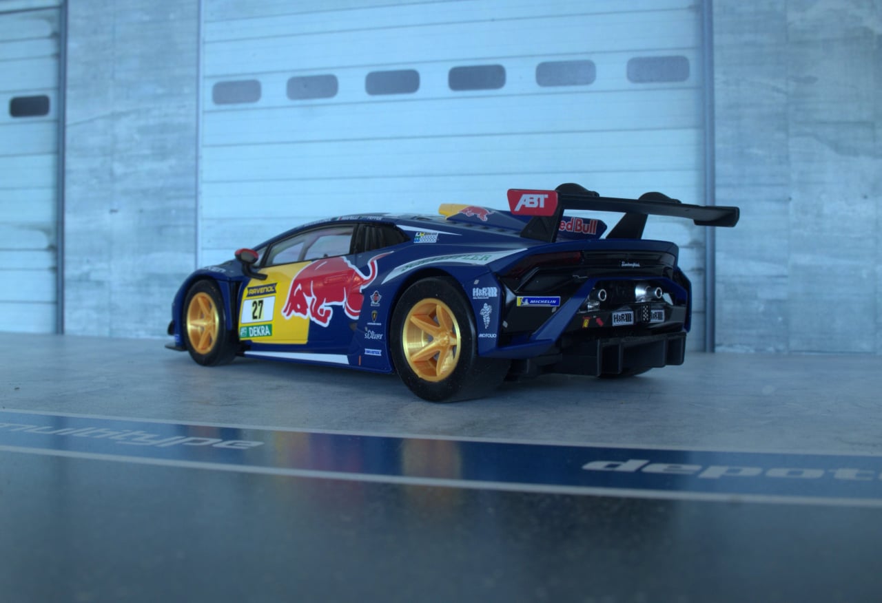 Plane deine perfekte Autorennbahn in 3D! Kostenloser interaktiver Slotcar Streckenplaner für Maßstäbe 1:32 und 1:24 inkl. Randstreifen und Tischen.