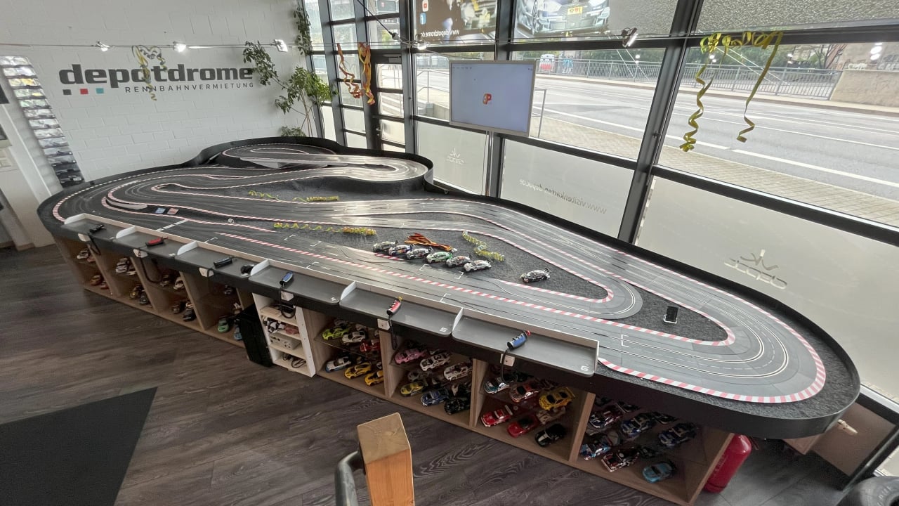 3D Slotcar Streckenplaner & Autorennbahn Planer | Depotdrome Plane deine perfekte Autorennbahn in 3D! Kostenloser interaktiver Slotcar Streckenplaner für Maßstäbe 1:32 und 1:24 inkl. Randstreifen und Tischen.