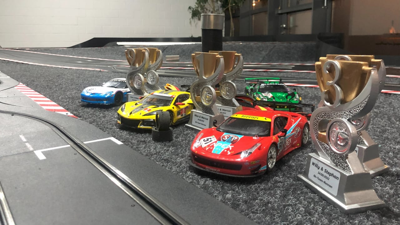 3D Slotcar Streckenplaner & Autorennbahn Planer | Depotdrome Plane deine perfekte Autorennbahn in 3D! Kostenloser interaktiver Slotcar Streckenplaner für Maßstäbe 1:32 und 1:24 inkl. Randstreifen und Tischen.